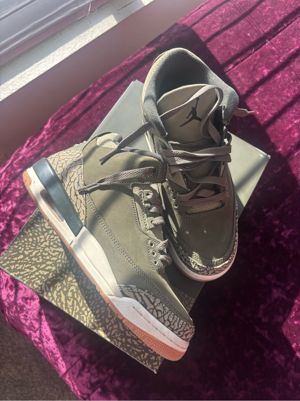 Air Jordan 3 Retro Olive Green Women’s Sneakers 5.5y in big kids only worn once.